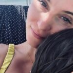 Peri Baumeister Instagram - Es ist lange her. Mein letztes Mal in Griechenland. Damals mit meiner Großmutter in einem kleinen Fischerdorf. Ich erinnere mich an die Hitze im Olivenhain und an eine kleine Bucht in der wir frühmorgens schwimmen gingen. Umgeben von Schafen. Rote Tomaten, knallweißer Feta und die getünchten Häuser in der selben Farbe. Es roch überall nach Jasmin und Orangen. Und der wettergegerbten Haut meiner Nana. Heute bin ich auf Kreta mit meiner Tochter, die mindestens genauso gut riecht. Meisten nach Buttercroissant 🥐. Hier mischt sich eine Prise Meersalz und Sonnencreme hinzu. Alleine Reisen unter Frauen, damit bin ich groß geworden. Es ist anders, wenn man nicht mehr das Kind ist. Ich fange an meine Mama zu verstehen. Danke @ammoshotel für diese schöne Zeit. Wie schön und liebevoll gestaltet es hier ist - wie gut wir es hier haben dürfen und wie lecker alles schmeckt. Unbezahlte Werbung einfach nur, weil ich sie mag.