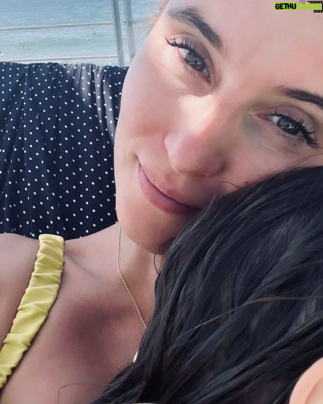Peri Baumeister - 1.6K Likes - Es ist lange her.
Mein letztes Mal in Griechenland.
Damals mit meiner Großmutter in einem kleinen Fischerdorf.
Ich erinnere mich an die Hitze im Olivenhain und an eine kleine Bucht in der wir frühmorgens schwimmen gingen.
Umgeben von Schafen.
Rote Tomaten, knallweißer Feta und die getünchten Häuser in der selben Farbe.
Es roch überall nach Jasmin und Orangen.
Und der wettergegerbten Haut meiner Nana.
Heute bin ich auf Kreta mit meiner Tochter, die mindestens genauso gut riecht.
Meisten nach Buttercroissant 🥐.
Hier mischt sich eine Prise Meersalz und Sonnencreme hinzu.
Alleine Reisen unter Frauen, damit bin ich groß geworden.
Es ist anders, wenn man nicht mehr das Kind ist.
Ich fange an meine Mama zu verstehen.
Danke @ammoshotel für diese schöne Zeit.
Wie schön und liebevoll gestaltet es hier ist - wie gut wir es hier haben dürfen und wie lecker alles schmeckt.
Unbezahlte Werbung einfach nur, weil ich sie mag.