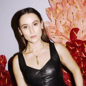 Peri Baumeister Instagram - It 
was 
beautiful
with 
all
of
you 

When my grandmother was a little girl she stayed with my Grandgrandfather a lot @studiobabelsberg Watching him work. 

She still is this little girl sometimes ❤️
( swipe to the last pic) 

Thank you for this lovely evening ✨ @nina.rei 
@cartier x @studiobabelsberg 
👁️ @lottermannfuentes 

🤍 @malve_mgmt  @vivienmangin 
@rominamann 
@baborberlin 
@beautyroutine_berlin @moriyamaprojects 

#ad