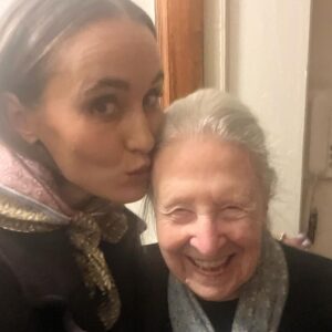 Peri Baumeister Instagram - It 
was 
beautiful
with 
all
of
you 

When my grandmother was a little girl she stayed with my Grandgrandfather a lot @studiobabelsberg Watching him work. 

She still is this little girl sometimes ❤️
( swipe to the last pic) 

Thank you for this lovely evening ✨ @nina.rei 
@cartier x @studiobabelsberg 
👁️ @lottermannfuentes 

🤍 @malve_mgmt  @vivienmangin 
@rominamann 
@baborberlin 
@beautyroutine_berlin @moriyamaprojects 

#ad