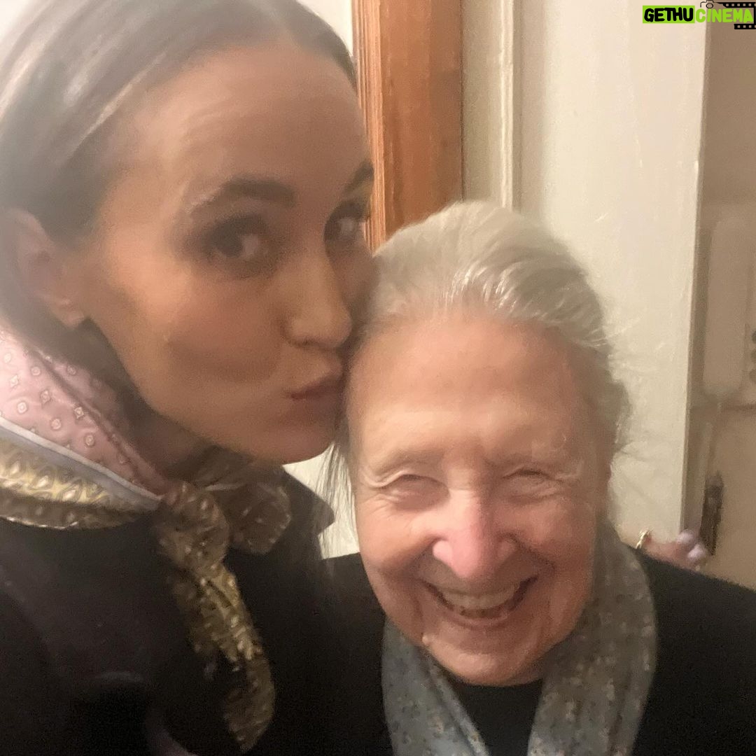 Peri Baumeister - 0.9K Likes - It
was
beautiful
with
all
of
you
When my grandmother was a little girl she stayed with my Grandgrandfather a lot @studiobabelsberg Watching him work.
She still is this little girl sometimes ❤️
( swipe to the last pic)
Thank you for this lovely evening ✨ @nina.rei
@cartier x @studiobabelsberg
👁️ @lottermannfuentes
🤍 @malve_mgmt @vivienmangin
@rominamann
@baborberlin
@beautyroutine_berlin @moriyamaprojects
#ad