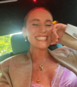 Peri Baumeister Instagram - Dis passiert, wenn man in Berlin ein Taxi bestellt 🪩

@apropos_store #grossmutter 
@vivienmangin 💋
You see @clemensporikys