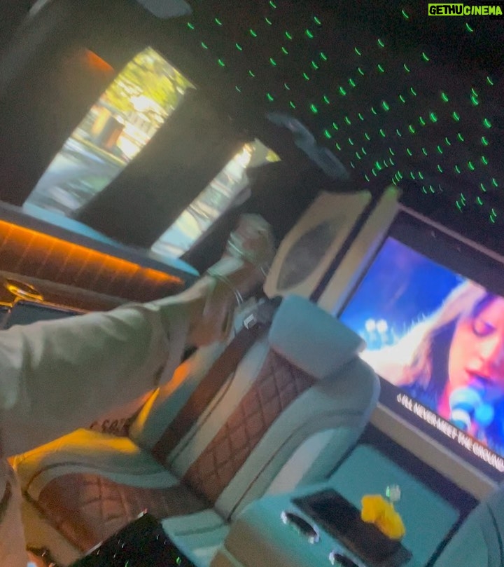 Peri Baumeister - 1.1K Likes - Dis passiert, wenn man in Berlin ein Taxi bestellt 🪩
@apropos_store #grossmutter
@vivienmangin 💋
You see @clemensporikys