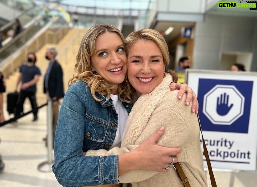 Peri Gilpin Instagram - 😍🥰😘💖 This show is such a great time. @chelseafrei @theotherkristinnewman @whileyouwerebreeding based on the bestselling book, What I Was Doing While You Were Breeding by Kristin Newman