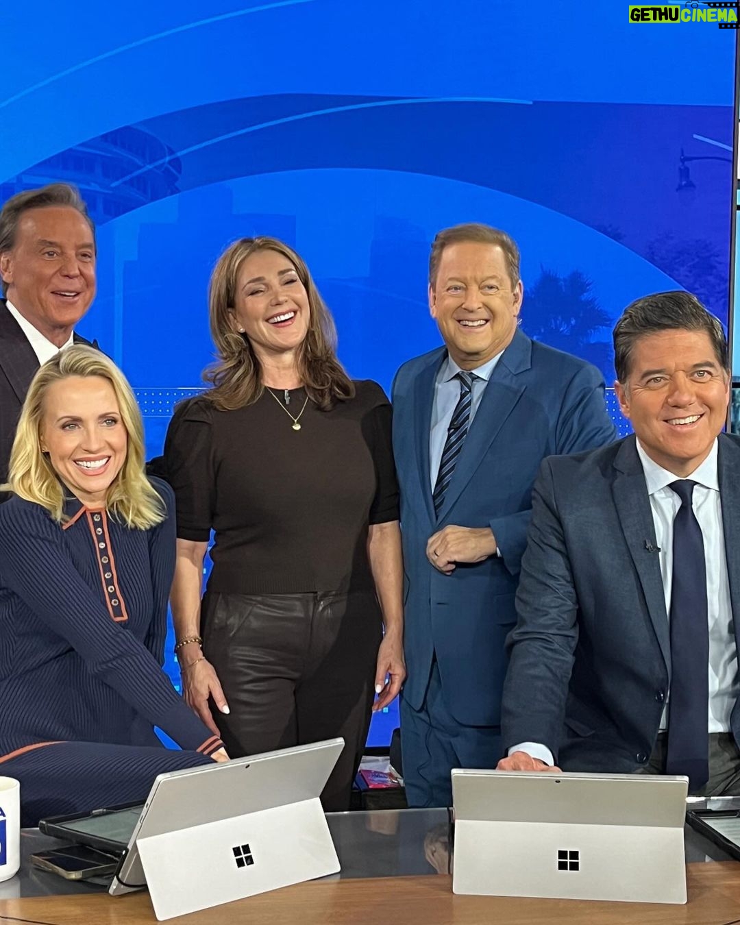 Peri Gilpin Instagram - Having way too much fun with these kind souls in the crack of dawn ☀️ @samontv @markkriski @thejessicaholmes @frankbuckleytv @ktla_entertainment @ktla5news @victoriapaynemakeup 💕 KTLA 5 News