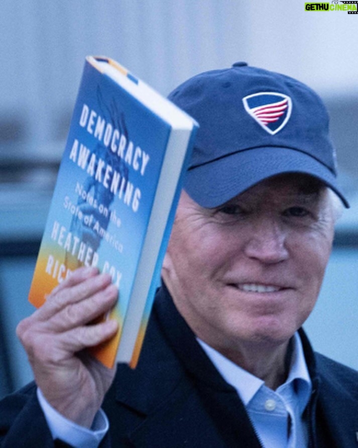 Peri Gilpin Instagram - Thank you @heathercoxrichardson & @potus #lettersfromanamerican keep me sane with facts and historical context. I subscribe @substackinc Her latest book, Democracy Awakening: Notes on the State of America comes highly recommended too ๐บ๐ธ