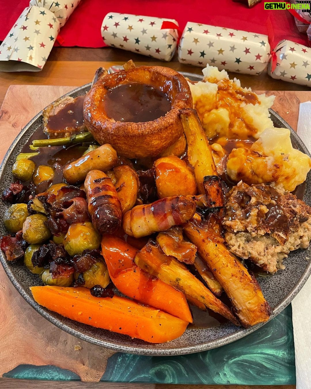 Perrie Edwards Instagram - Christmas shenanigans! I hope everyone had a lovely Christmas 🎄🎁♥️