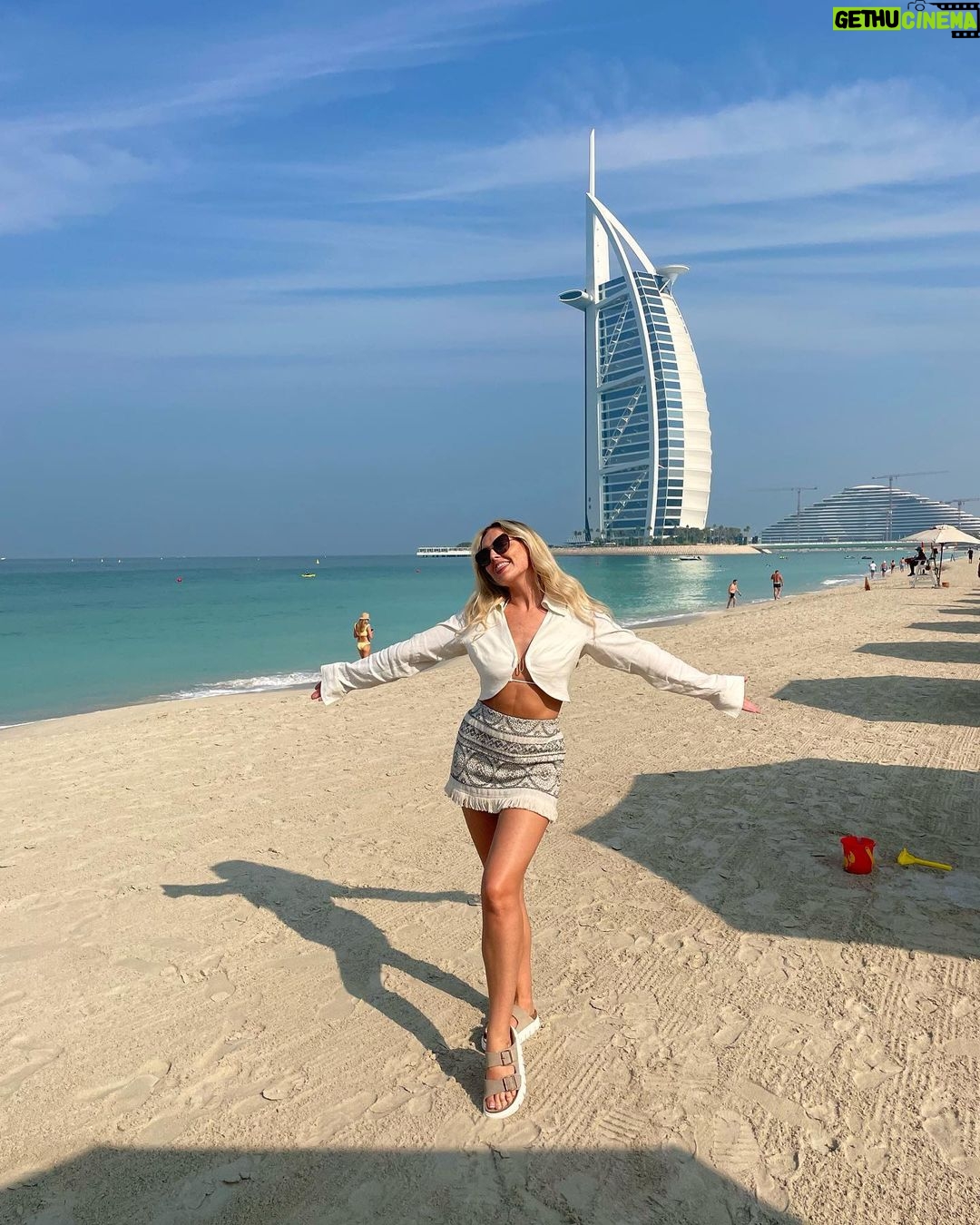 Perrie Edwards Instagram - Holiday with my loves ☀️