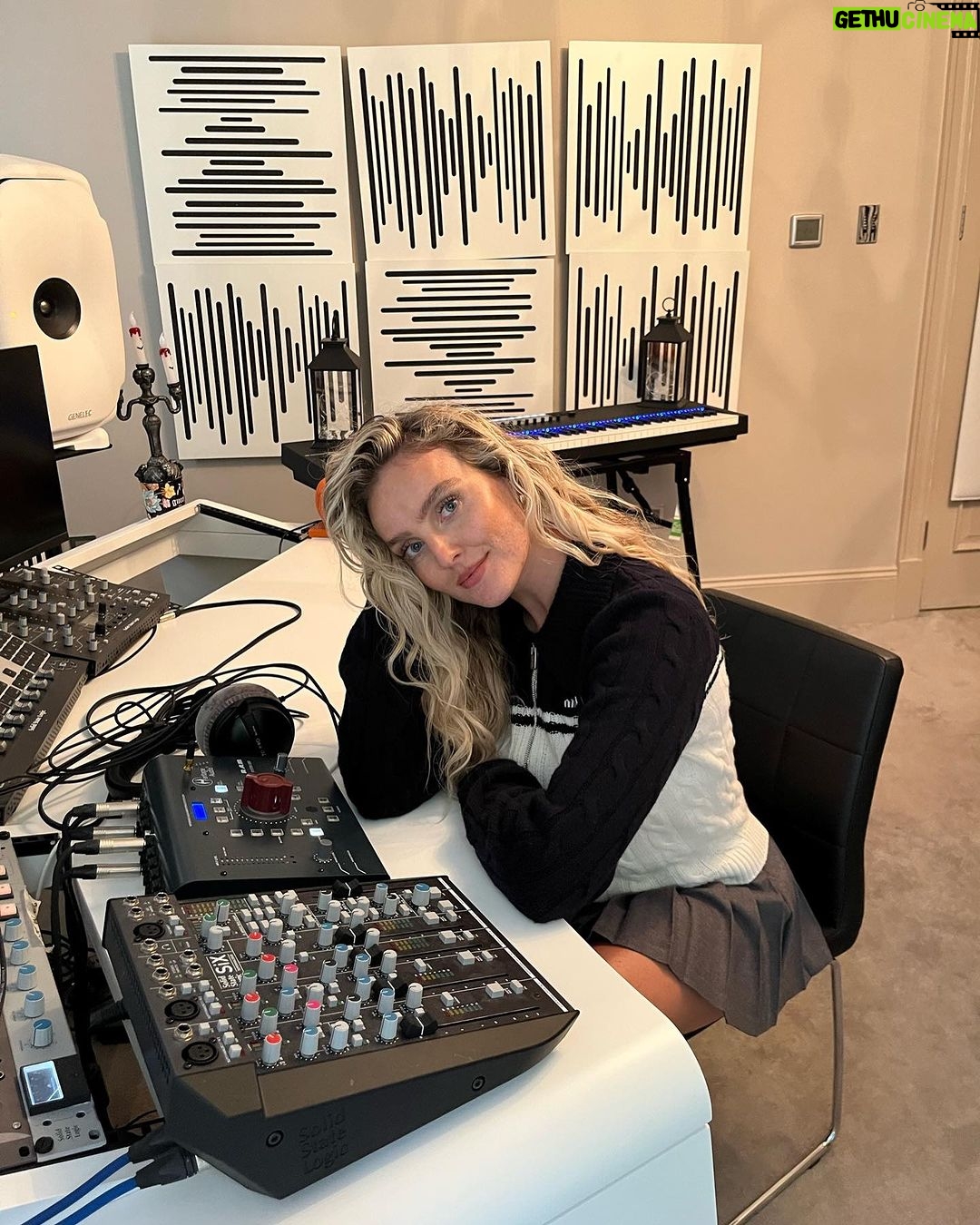 Perrie Edwards Instagram - Cooking 🧑🍳 🎵