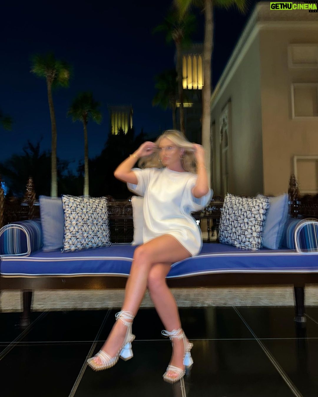 Perrie Edwards Instagram - Dubai nights 🖤