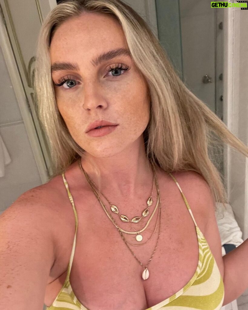 Perrie Edwards Instagram - Some wholesome holiday content☀️