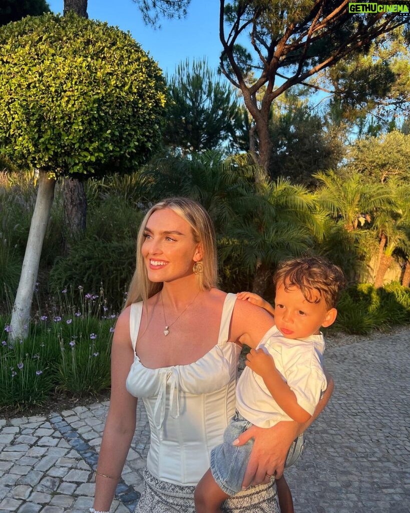 Perrie Edwards Instagram - Sunshine and family ☀️🫶🏻