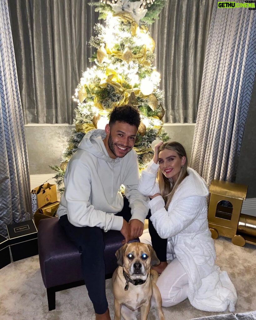 Perrie Edwards Instagram - Merry Christmas lovelies! Hope you all had an amazing day filled with love and happiness! 🎄