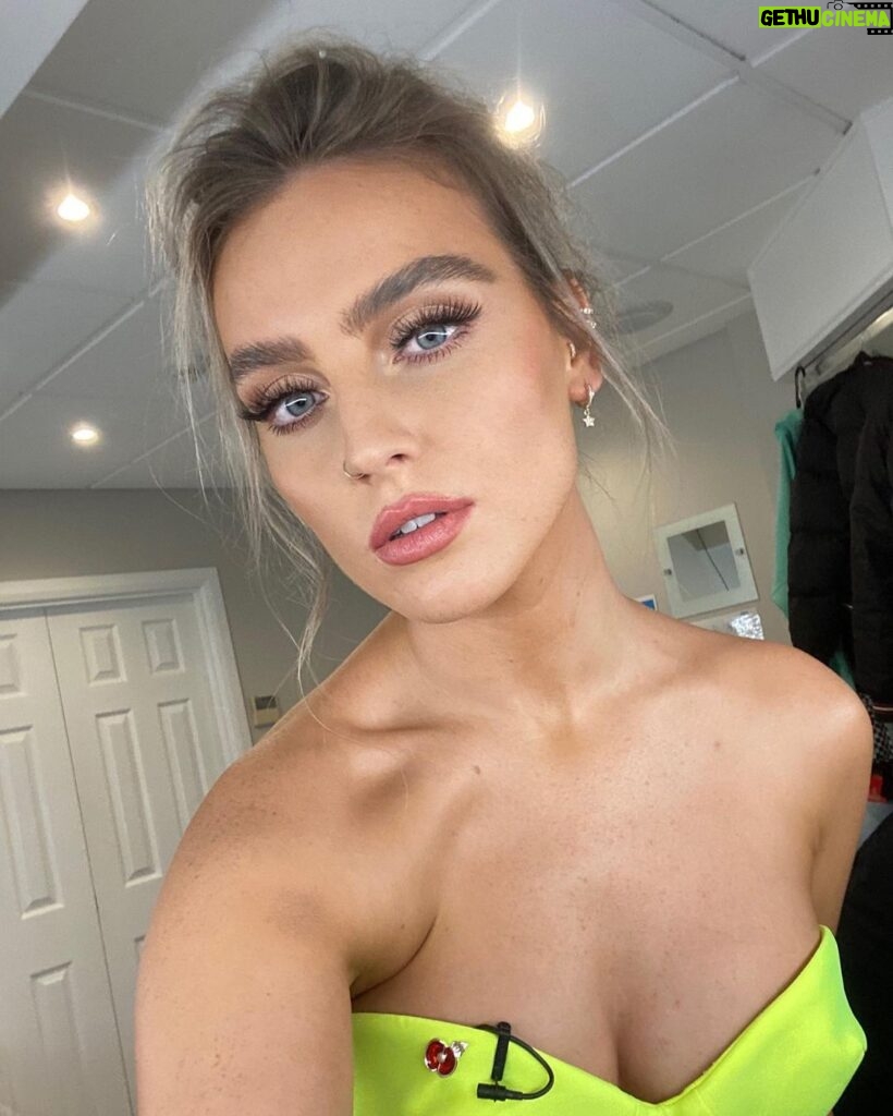 Perrie Edwards Instagram - QUESTION! Who are you voting for tonight on @littlemixthesearch because I need to know?!?!? Oh and have you downloaded #confetti on iTunes? 😇 teehee 🙊