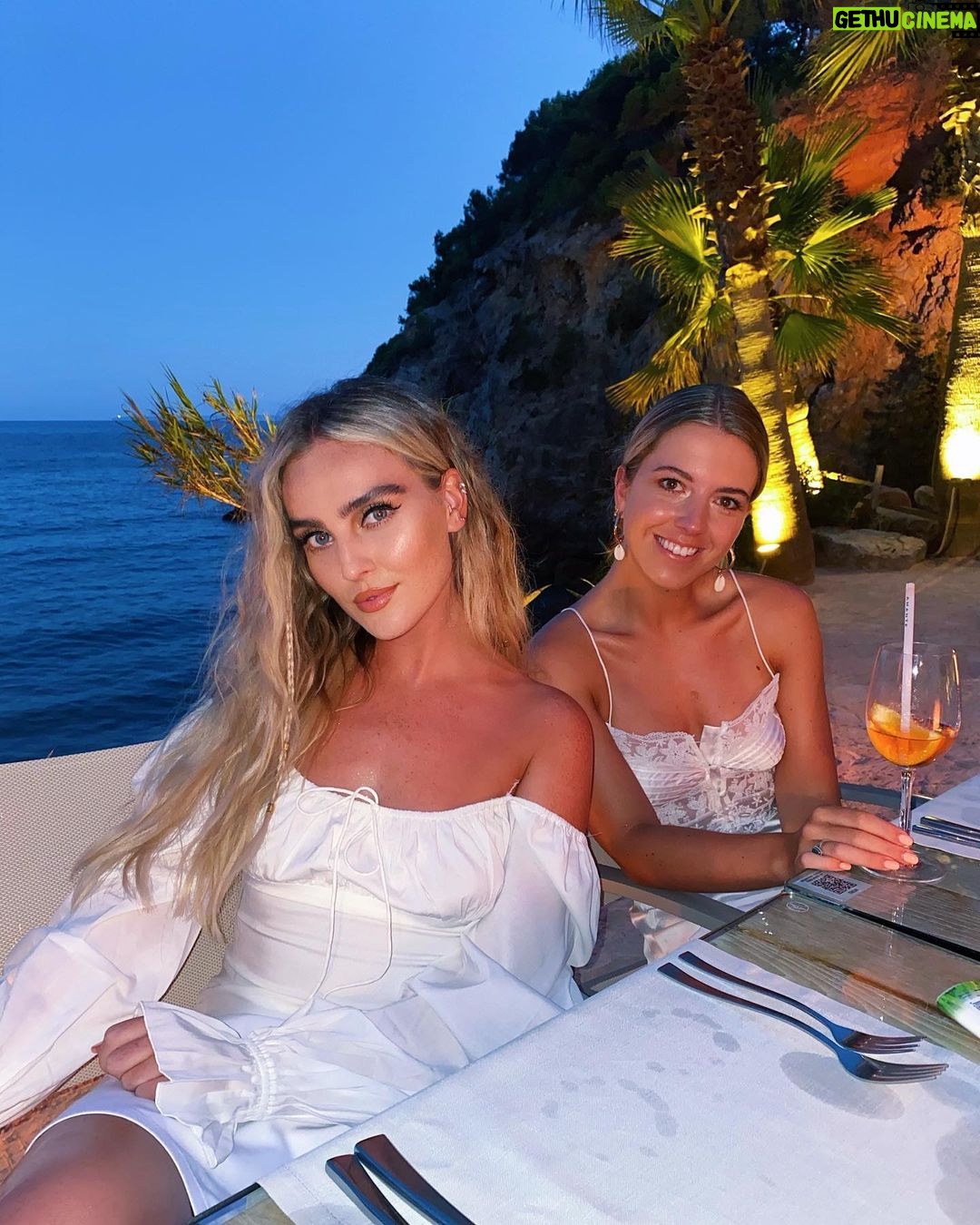 Perrie Edwards Instagram - When a friendship is tighter than the crotch on your denim jeans you know itโs a good one! ๐๐ I love these girls SO MUCH, like you DONโT even UNDERSTAND! ๐ค My Happy Place Bakery