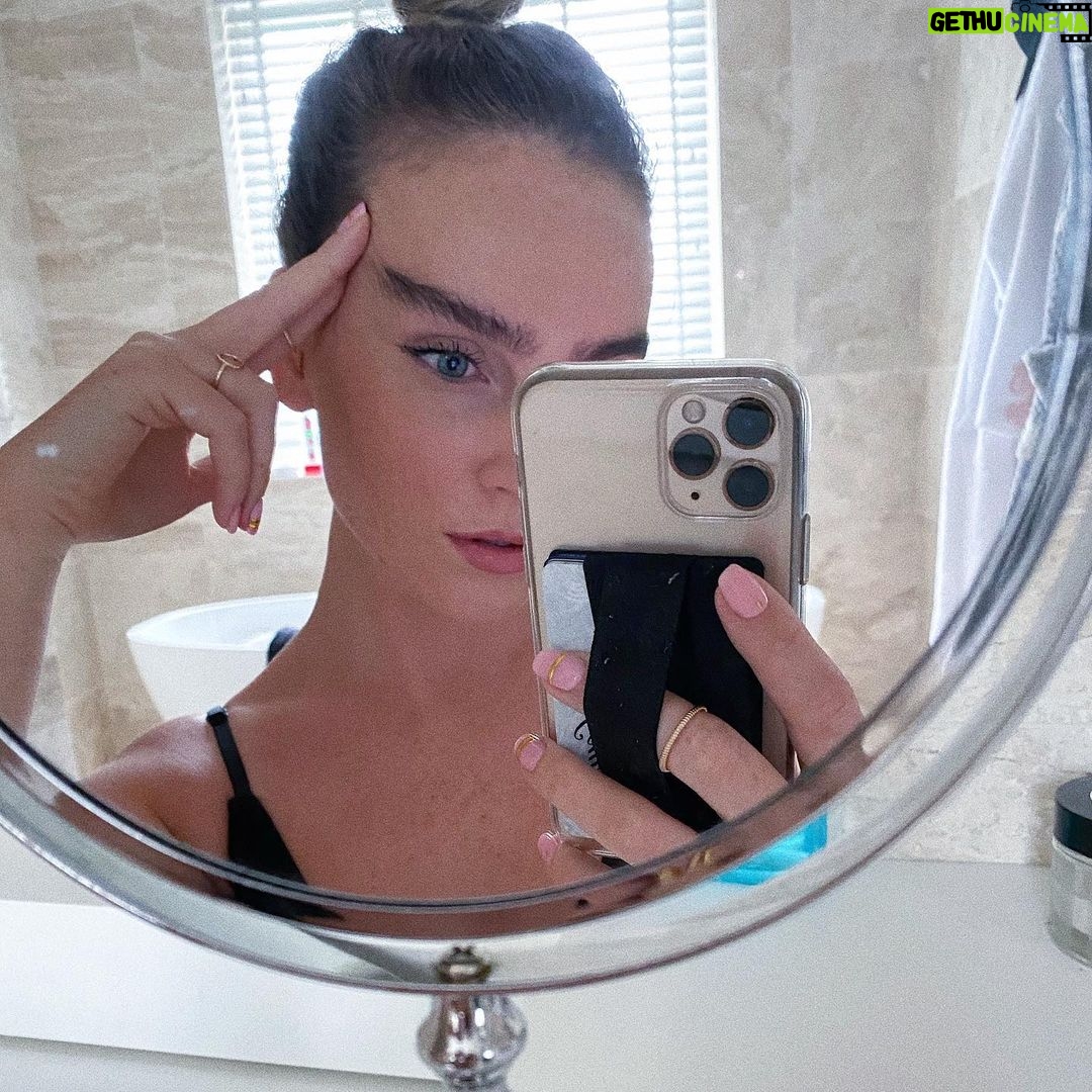 Perrie Edwards Instagram - 𝐌𝐎𝐎𝐃 & 𝐈𝐥𝐲 icle scar