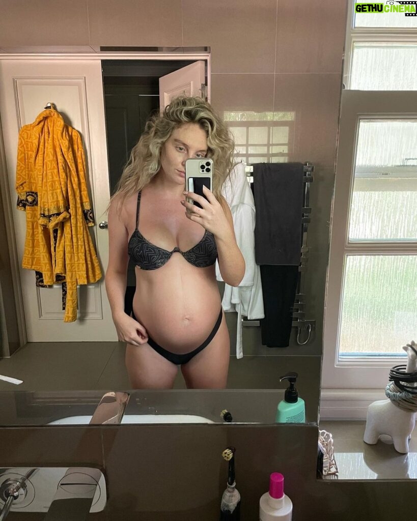 Perrie Edwards Instagram - I cooked a whole human in 2021