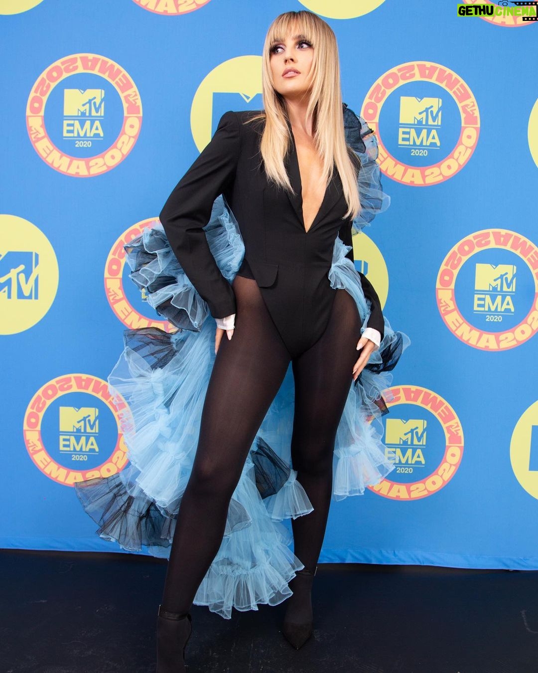 Perrie Edwards Instagram - Hosting the MTV EMA’s tonight 8pm serving fashHUN & bangs 💙