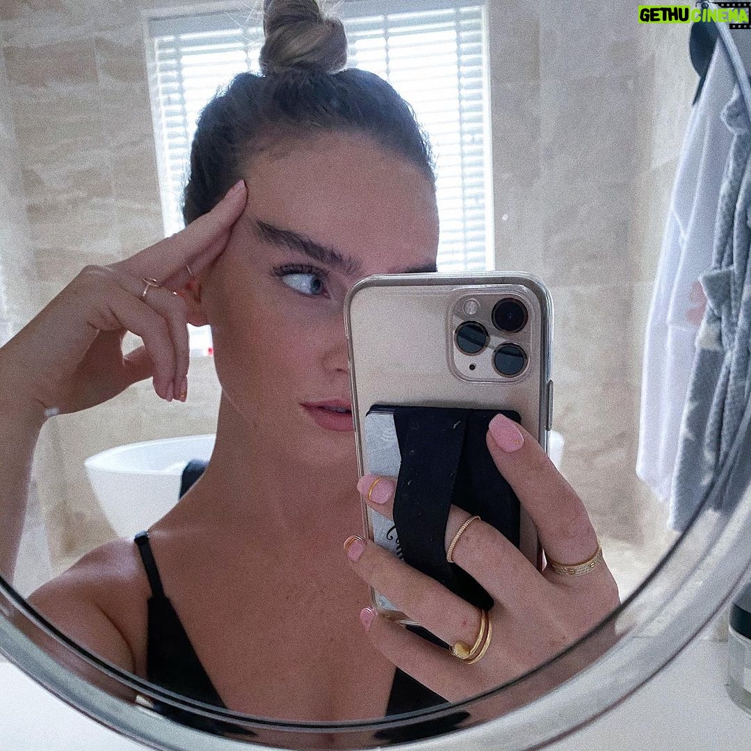 Perrie Edwards Instagram - 𝐌𝐎𝐎𝐃 & 𝐈𝐥𝐲 icle scar