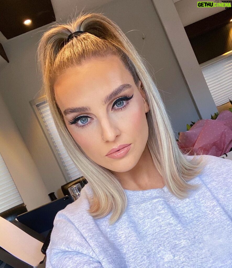 Perrie Edwards Instagram - This is clearly not a post Covid-19 selfie 🤳