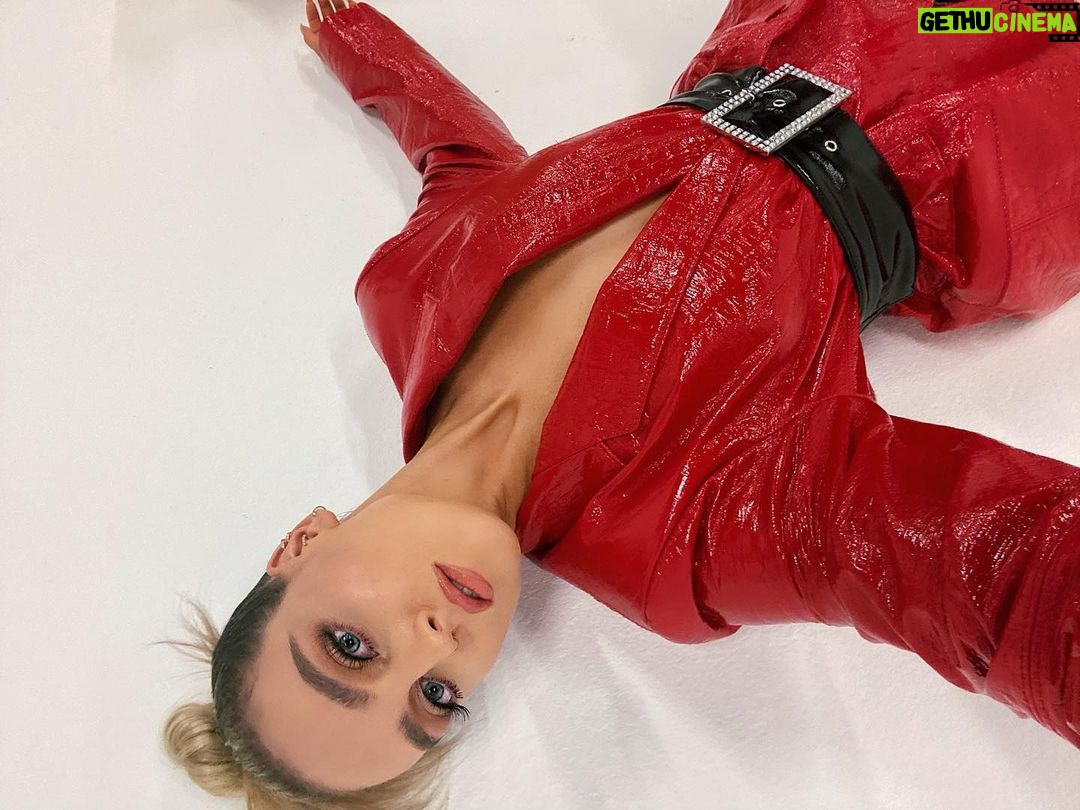 Perrie Edwards Instagram - ¡ʎɐpᴉɹℲ ʇno ƃuos dn ʞɐǝɹq 💔🆙🎶