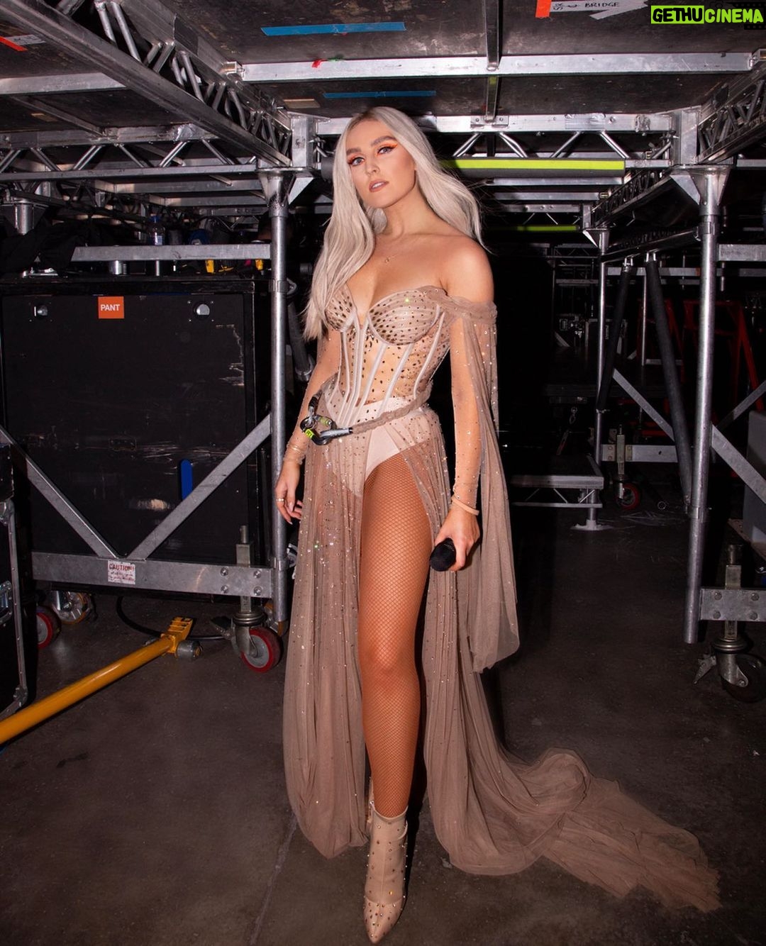 Perrie Edwards Instagram - Backstage during quick changes but always making time for a photo op 📸