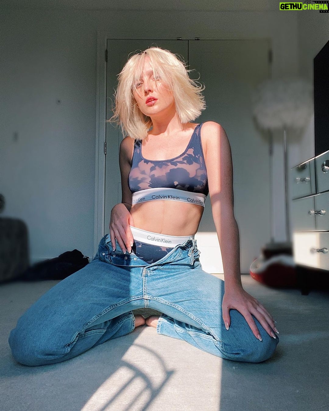 Perrie Edwards Instagram - Perrie isn’t here right now. She’s lost her F***ING mind during isolation. So hi 👋🏻