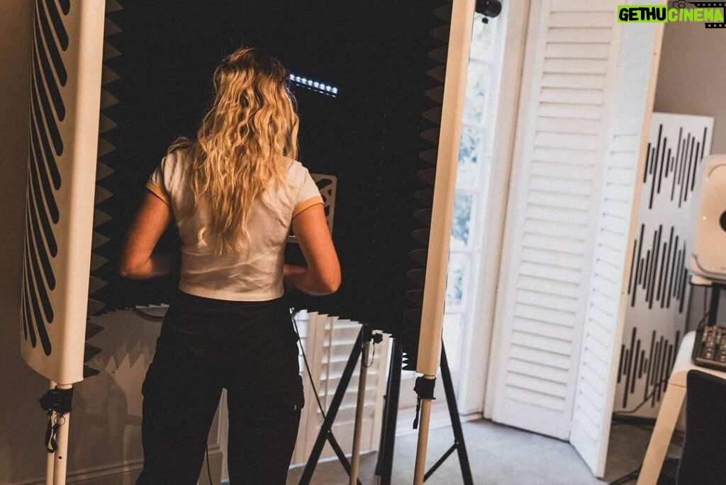 Perrie Edwards Instagram - Singing my little heart out… music pending… 🎶