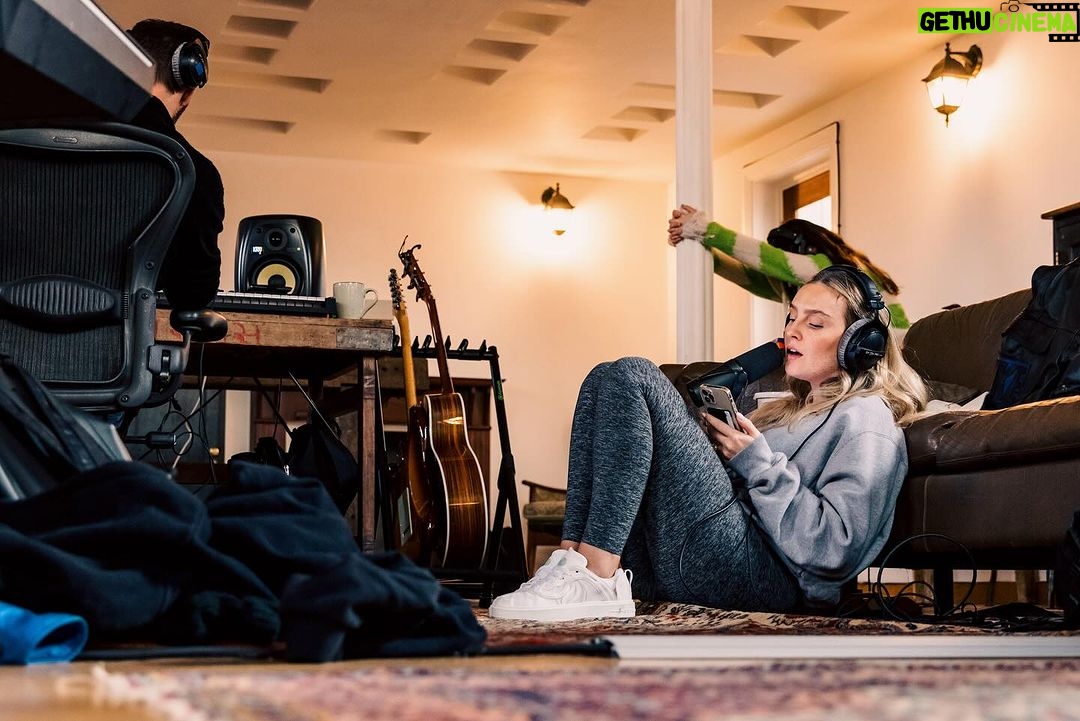 Perrie Edwards Instagram - Singing my little heart out… music pending… 🎶