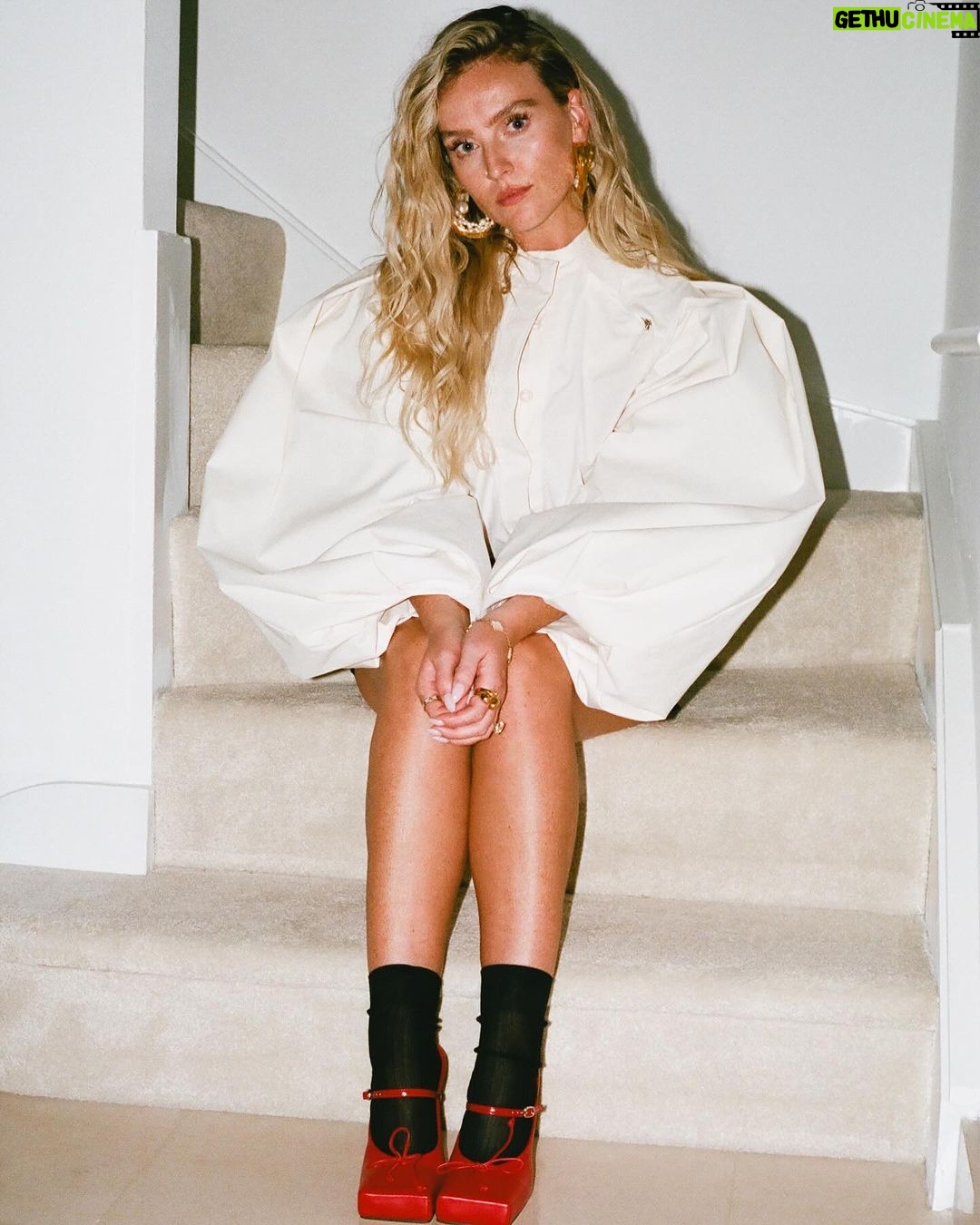 Perrie Edwards Instagram - Thinking of Santa Baby 🎅🏽… one month until Christmas 👠