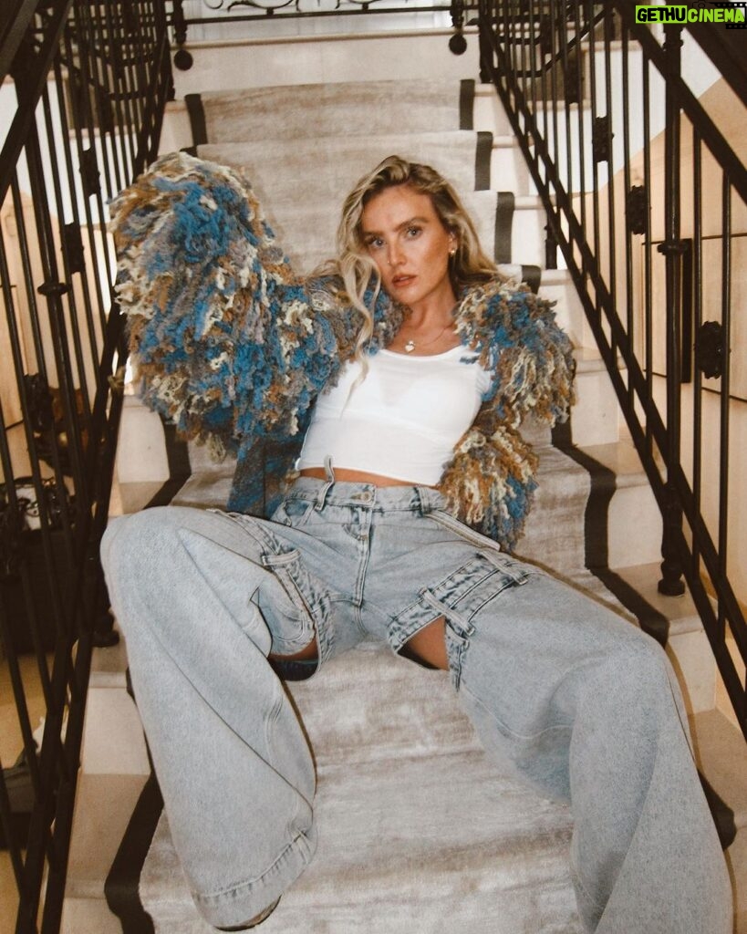 Perrie Edwards Instagram - It’s giving fashion 🧶