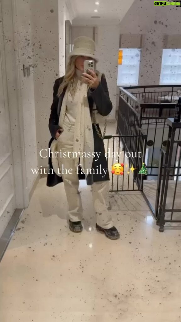 Perrie Edwards Instagram - Christmassy day out with the family 🎄🥰