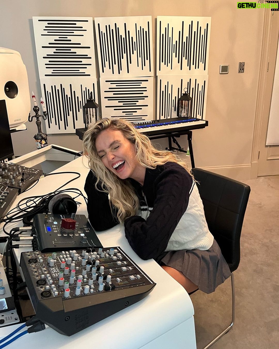 Perrie Edwards Instagram - Cooking 🧑🍳 🎵