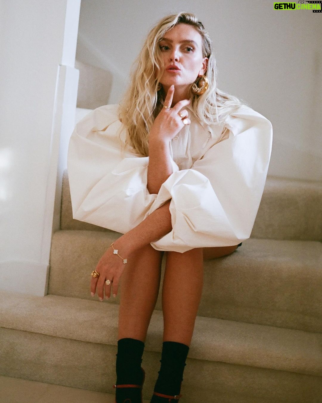 Perrie Edwards Instagram - Thinking of Santa Baby 🎅🏽… one month until Christmas 👠