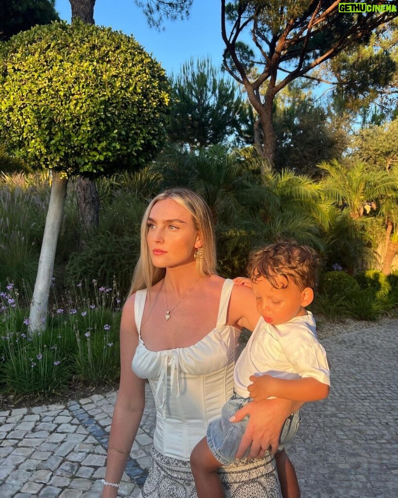 Perrie Edwards Instagram - Sunshine and family ☀️🫶🏻