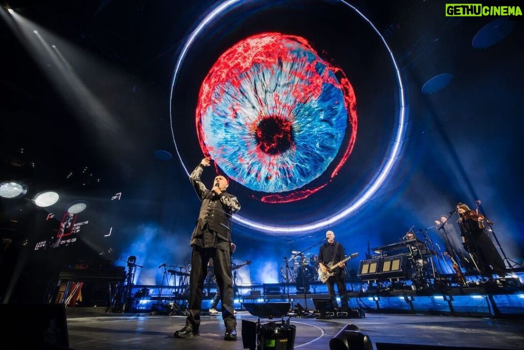 Peter Gabriel Instagram - ‘… the new songs have an ephemeral, elusive beauty, though in their live incarnation they took on greater urgency from the ensemble’s stellar playing’ - @phillyinquirer on the show at @wellsfargocenter 📸: Jesse Faatz