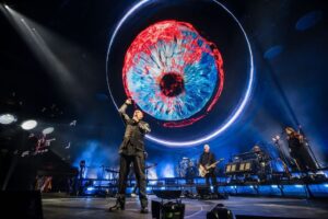 Peter Gabriel Instagram - ‘… the new songs have an ephemeral, elusive beauty, though in their live incarnation they took on greater urgency from the ensemble’s stellar playing’ - @phillyinquirer on the show at @wellsfargocenter 

📸: Jesse Faatz