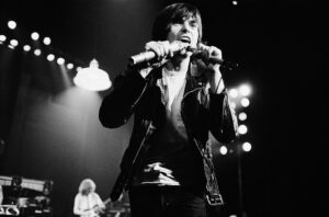 Peter Gabriel Instagram - PG photographed in March 1977 in New York City on the Expect the Unexpected tour, his first as a solo artist and wearing Rael’s leather jacket for closing song 'Back in N.Y.C.’

📷 Michael Putland