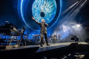 Peter Gabriel Instagram - ‘… the new songs have an ephemeral, elusive beauty, though in their live incarnation they took on greater urgency from the ensemble’s stellar playing’ - @phillyinquirer on the show at @wellsfargocenter 

📸: Jesse Faatz