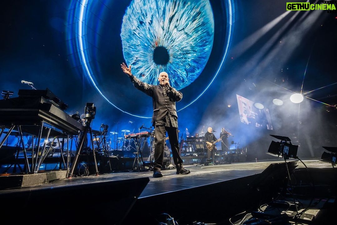 Peter Gabriel - 7.6K Likes - ‘… the new songs have an ephemeral, elusive beauty, though in their live incarnation they took on greater urgency from the ensemble’s stellar playing’ - @phillyinquirer on the show at @wellsfargocenter
📸: Jesse Faatz