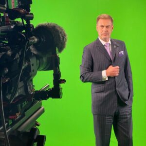 Peter Jones Instagram - Who’s going to watch Dragons’ Den tonight on @bbcone at 8pm? Here’s a little behind the scenes for you. It’s going to be a great series. #dragonsden @bbciplayer
