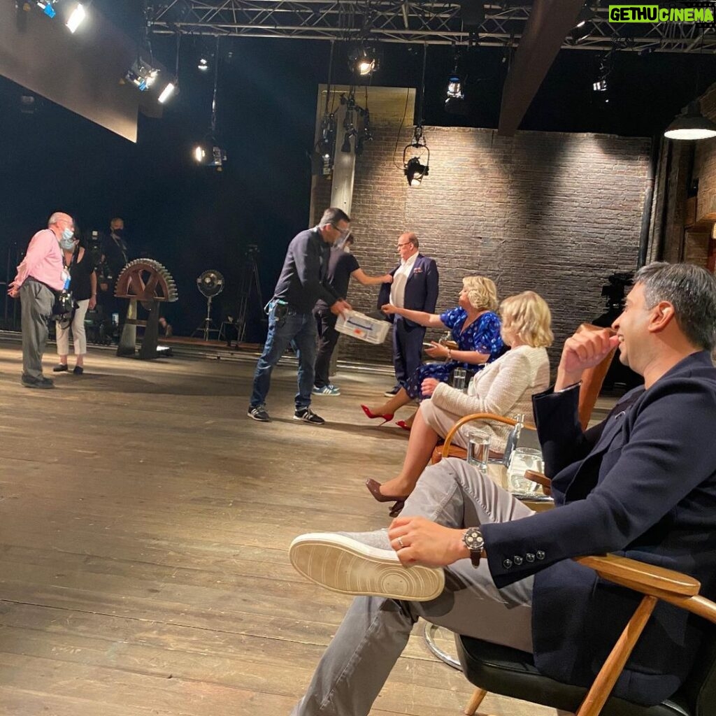 Peter Jones Instagram - Who’s going to watch Dragons’ Den tonight on @bbcone at 8pm? Here’s a little behind the scenes for you. It’s going to be a great series. #dragonsden @bbciplayer
