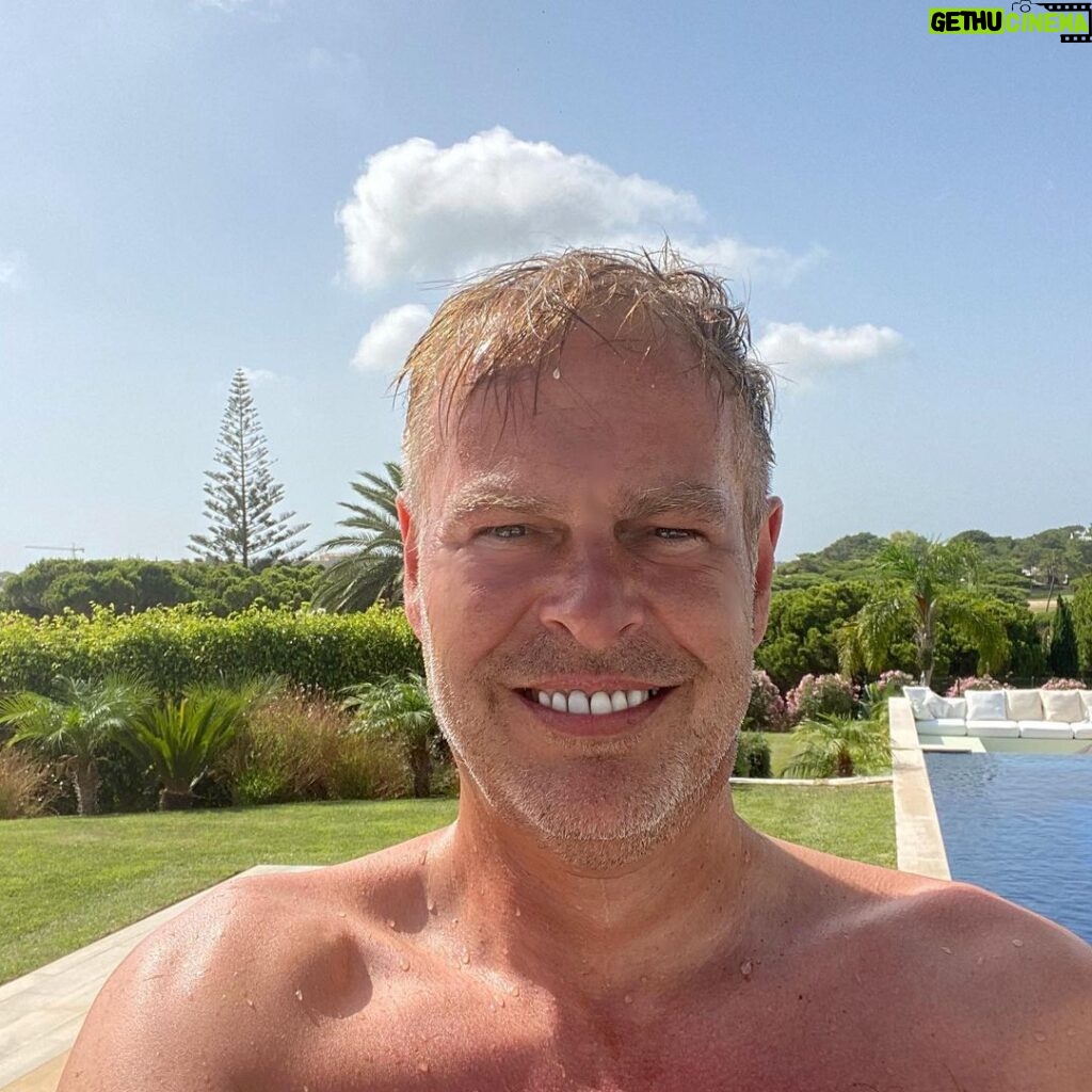 Peter Jones Instagram - Work hard, play hard but also really important to REST hard. #relax #raretimeoff ☀️