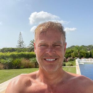 Peter Jones Instagram - Work hard, play hard but also really important to REST hard. #relax #raretimeoff ☀️