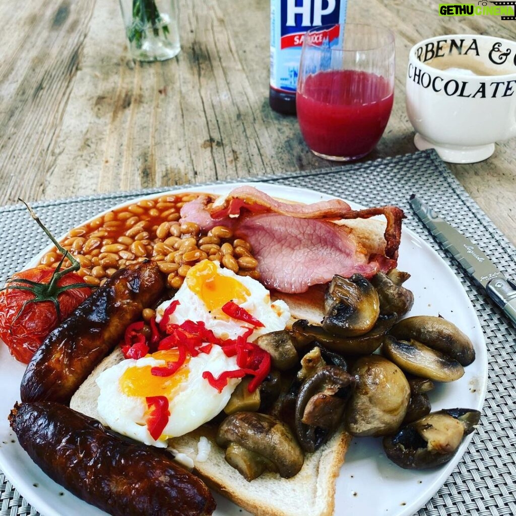 Peter Jones Instagram - Sometimes there’s only one way to start the day #fullenglish