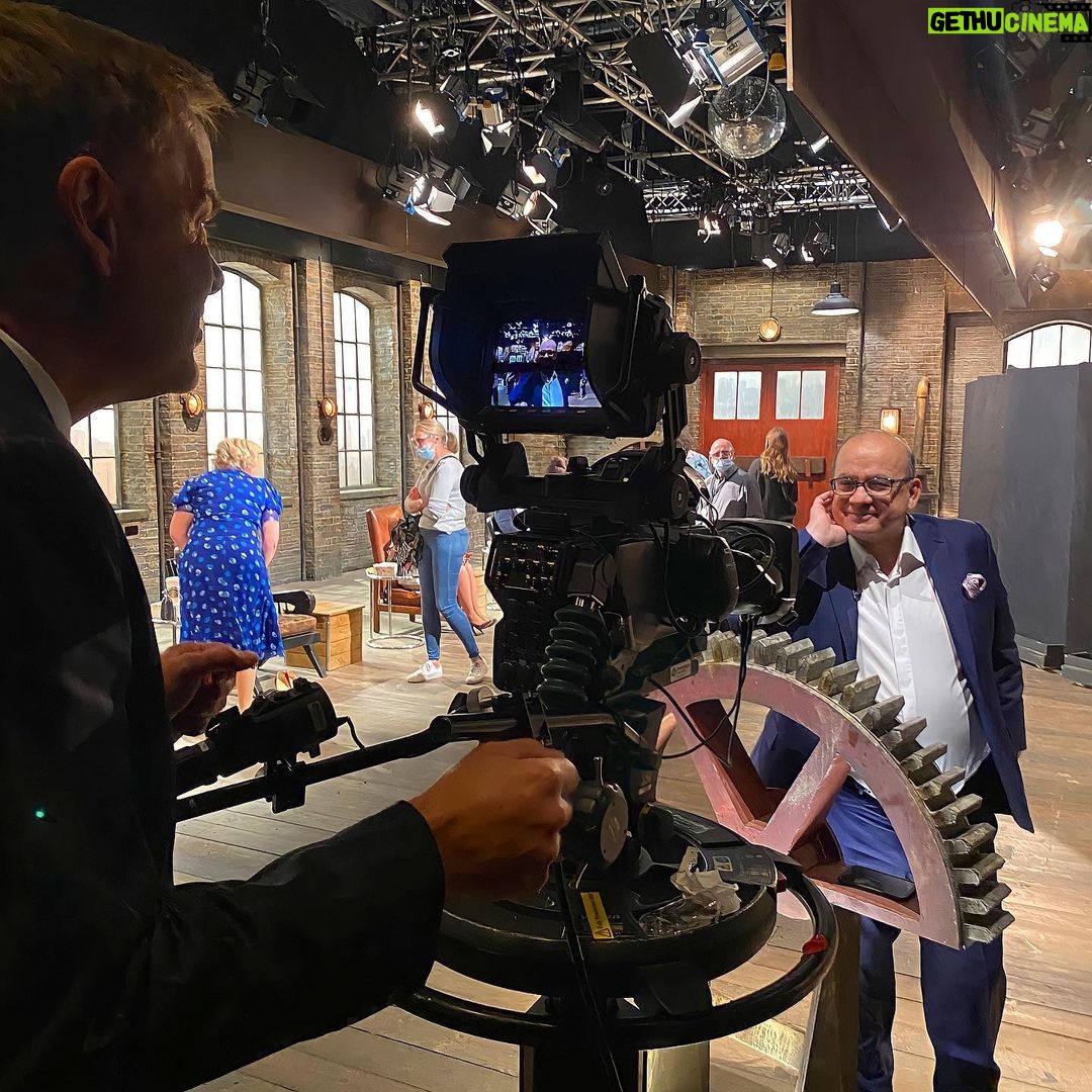 Peter Jones - 3.6K Likes - Did you catch us in the den last night? There was a new camera man getting some great shots of the dragons 🎥