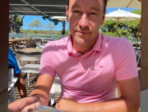 Peter Jones Instagram - Something lovely about playing golf on a Saturday especially when you win. It’s something @johnterry.26 & @stephenmiron aren’t used to experiencing. Well played partner @bob.gonzalez.96 💙🏌️💶🇵🇹🏆