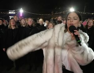 Petra Marklund Instagram - Lite kärlek ut i etern! Och STORT grattis till @izabelleaman som vunnit kappan! 🌬️♥️ 

#musikhjälpen #oceanoflove #IsabelleDunderÅman #vinnare #peacejackan