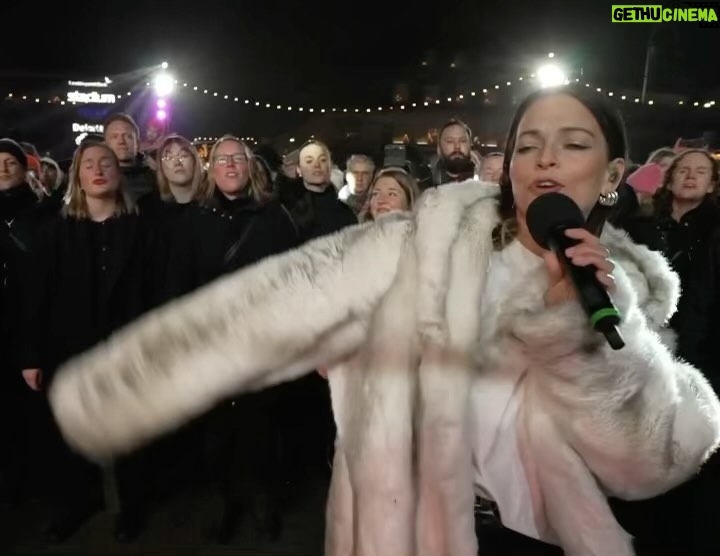 Petra Marklund Instagram - Lite kärlek ut i etern! Och STORT grattis till @izabelleaman som vunnit kappan! 🌬️♥️ #musikhjälpen #oceanoflove #IsabelleDunderÅman #vinnare #peacejackan