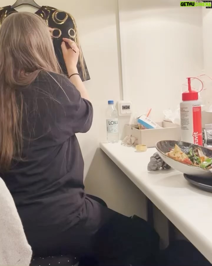 Petra Marklund Instagram - Jag ville fira med att skriva ny musik. Tänkte att jag skulle passa på å göra disco, just för att det var så länge sen men har varit en så stor det av mitt liv! Men så blev d inte bra.. Sen! Frågade QX om jag ville uppträda på Gaygalan. Jag gjorde ett nummer med hela musikpaletten från min första hit och fram (Lalala Never give it up! Om nån minns?? 2003😅) Och passade då på att tacka publiken som varit så närvarande under hela min tid som artist! Även i så många andra länder. Jag har verkligen älskat att spela på pridescener runt i världen. Det jag älskar är att jag kännt att taket taket varit högt, kreativiteten oändlig! Noll shame. Efter att jag uppträtt fick jag frågan om att göra årets Pridelåt! Då blev det lätt helt plötsligt! Jag hoppade in i studion och låten blev precis som den skulle! Och det finns inget jag hellre vill än att fira mina 20 år i den fria kärlekens tecken! Och det är alltid samma sak. Det går inte att skapa någonting bara för att skapa nånting. Jag har alltid behövt känna att det finns nånting jag vill säga och som jag brinner för, för att det där drivet ska dra igång. Och så föddes Ocean of Love! ❤️🔥❤️🔥❤️🔥❤️🔥 Nu finns den även akustiskt! Färgen gav sig själv. Inatt är även denna trudelutt ute!🧜♀️ 〰️〰️ I wanted to celebrate by writing new music, thinking I'd venture into disco, just because it's been so long but has been a significant part of my life! Unfortunately, it didn't turn out well at first. Then, QX asked if I wanted to perform at the Gaygalan. I did a performance from my first hit until now (Lalala Never give it up! Anyone remember?? 2003) I took the opportunity to thank the audience, present throughout my entire career as an artist. I've truly loved performing on pride stages worldwide. What I love is feeling the limitless creativity with a high ceiling! No shame. Then I was asked to create this year's Pride song! It suddenly became easy! I jumped into the studio, and the song turned out just as it should. There's nothing I'd rather do than celebrate my 20 years in the spirit of free love! Tonight you can hear it acoustically! 00.00! ❤️🔥❤️🔥❤️🔥❤️🔥❤️🔥 keep on loving! #oceanoflove #acoustic #friday !